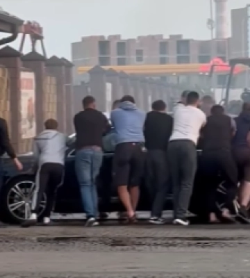 Пожежа в Луцьку на ЛПЗ: очевидці рятувати автівку з осередку займання (відео)