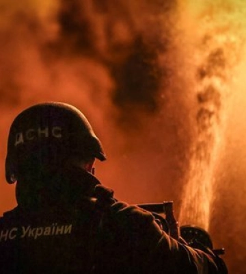 В Павлограде горит пятиэтажный дом после обстрела