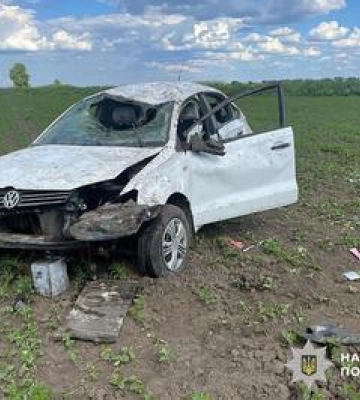 На Полтавщині авто злетіло з дороги та перекинулося: двоє людей травмовані