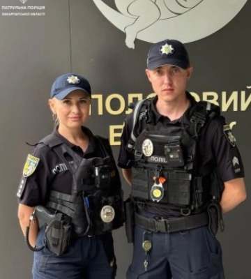 Перейми почалися просто в дорозі: патрульні терміново доправили майбутню маму до пологового будинку