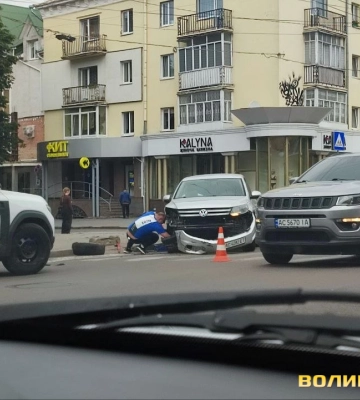 У центрі Луцька – автотроща: Tesla вилетіла на тротуар (фото, відео)