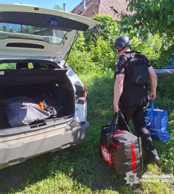 Поліцейські та волонтери евакуювали дві родини з трьома дітьми з небезпечної громади на Харківщині 