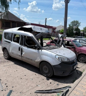 FPV-дрон на оптоволокні вдарив по припаркованих авто у Золочеві на Харківщині: поранений чоловік