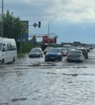 Вулиці Києва затопило після потужної зливи