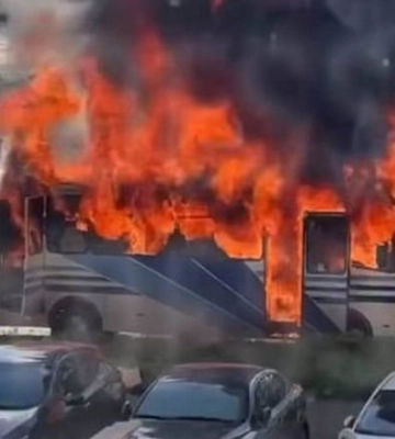 В Одесі пасажири самотужки рятувалися з рейсового автобуса, який спалахнув посеред дороги