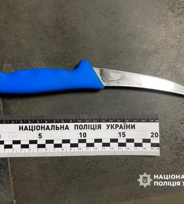 У Рівному затримано 40-річного чоловіка, який вдарив приятеля ножем у шию
