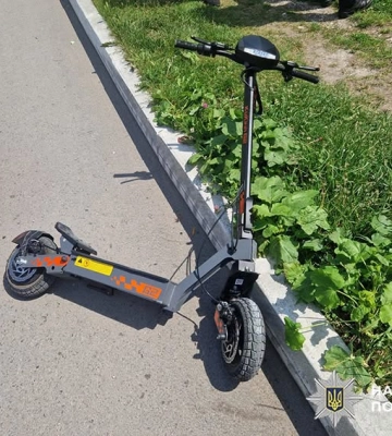 На Хмельниччині маленький хлопчисько на електросамокаті відправив до шпиталю молоду жінку