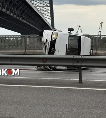 У Києві перекинулося авто: де виникли затори