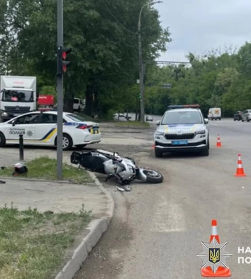 У Хмельницькому внаслідок ДТП постраждав 38-річний кермувальник мотоциклу