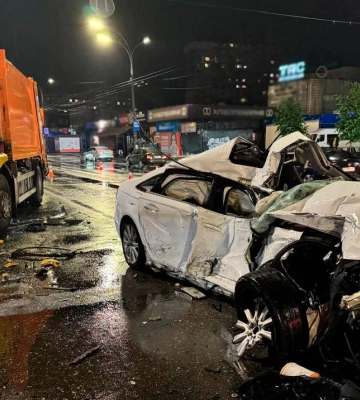 У Києві легковик вилетів на зустрічну смугу та протаранив вантажівку