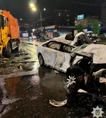 Поліція: в Києві сталась ДТП за участі легковика і вантажівки: постраждав водій
