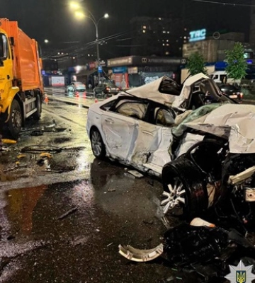 У Києві легковик вилетів на зустрічну смугу та протаранив вантажівку