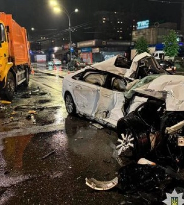 Авто виїхало на зустрічну смугу та зіштовхнулось із вантажівкою у Києві: є постраждалий. ФОТО