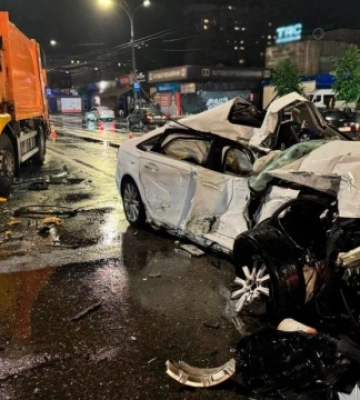 У Києві авто виїхало на зустрічну смугу та зіштовхнулось із вантажівкою, є постраждалий