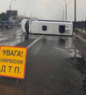В Києві перекинувся автобус: ускладнений рух у напрямку Північного мосту