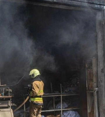 В Одеському районі загорівся склад із текстилем: що відомо про пожежу