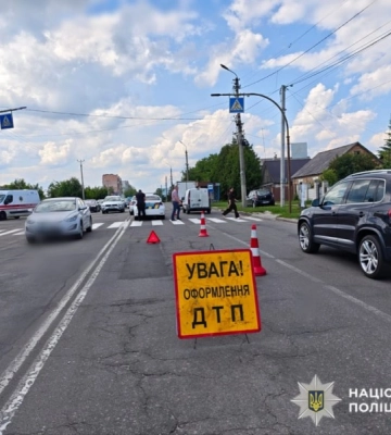 На Київщині водійка легковика на переході скоїла наїзд на жінку та ії неповнолітнього сина