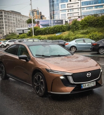 Изменилась до неузнаваемости: в Киеве появилась новая "шестерка" Mazda 