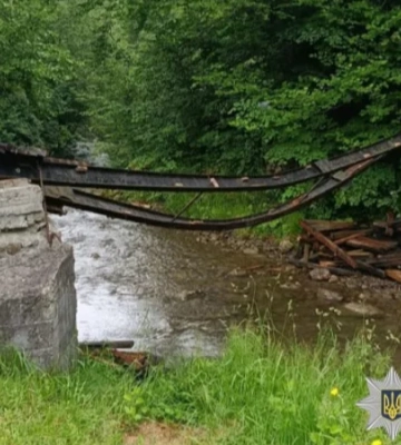 На Буковині обвалився міст із понад 30 дітьми: шестеро постраждалих, відкрито кримінальне провадження — відео