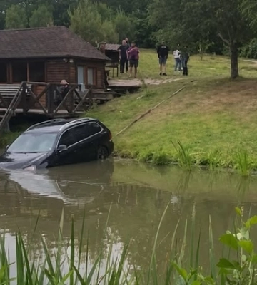 Під Луцьком під час відпочинку втопили авто 