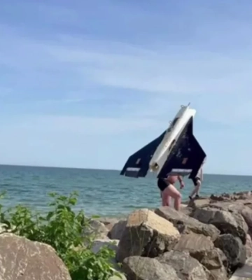 В Одессе мужчина вместо рыбы достал из моря вражеский дрон. ВИДЕО