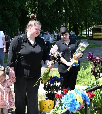 У громаді на Черкащині відкрили меморіальну дошу 19‐річному загиблому, якого вважали різ зниклим (ФОТО)