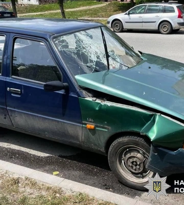 У Шепетівці автомобіль ЗАЗ-110307 врізався у припарковане авто: у ДТП постраждала жінка