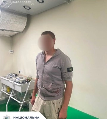 Розбив вітрину і порізався: у Берегові затримали 19-річного юнака після нічної крадіжки цигарок