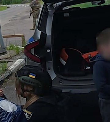 Двох маленьких дітей евакуювали військові з кіл-зони на Харківщині (відео)