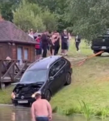 Під Луцьком авто «пірнуло» у водойму: що відомо. Відео