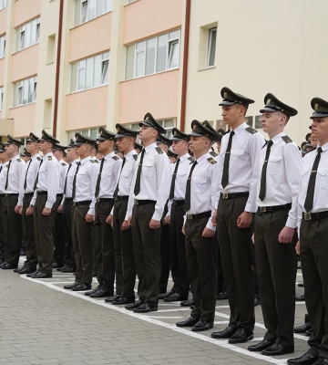 Понад 130 хлопців та дівчат з 22 областей України: у Львові відбувся випускний у ліцеї імені Героїв Крут