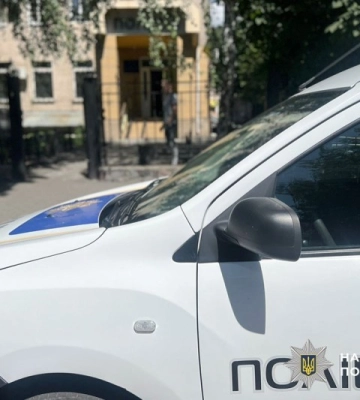 На Полтавщині з переробленого на бойовий стартового пістолету поранено двох людей, - поліція