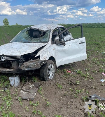 На Полтавщині автомобіл вилетів з дороги в поле та перекинувся: є поранені, - поліція