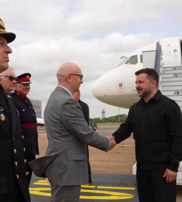 Зеленський прибув до Британії