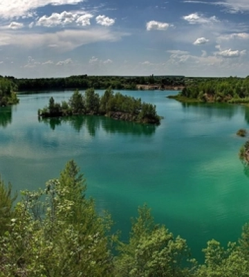 «Острів кохання» посеред смарагдової води: за 80 км від Луцька – унікальна природна локація 