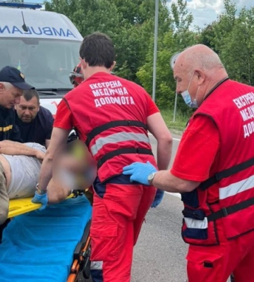 На Волині рятувальники витягнули водія з понівеченого авто після ДТП