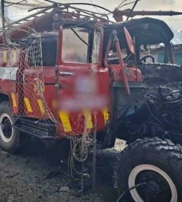 Росія вдарила по пожежному автомобілю й обстріляла рятувальників на Сумщині. ФОТОрепортаж