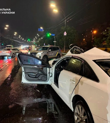 У Києві поліція встановлює обставини ДТП, в якій постраждав водій легковика