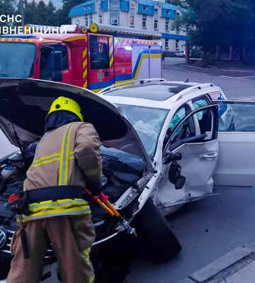 У Рівному рятувальники першими допомогли двом постраждалим внаслідок ДТП, - ДСНС