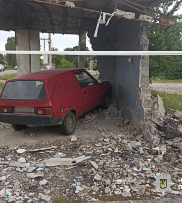 Нетвереза ДТП на Хмельниччині: легковик із трьома дітьми врізався в автобусну зупинку. ФОТО
