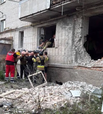 Вибухи в Конотопі: після атаки БпЛА половина міста без світла, під завалами шукають людей