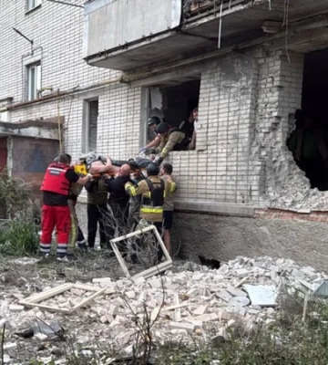 РФ ударила шахедами по Конотопу: есть попадание в многоэтажку, трое пострадавших, город частично без света