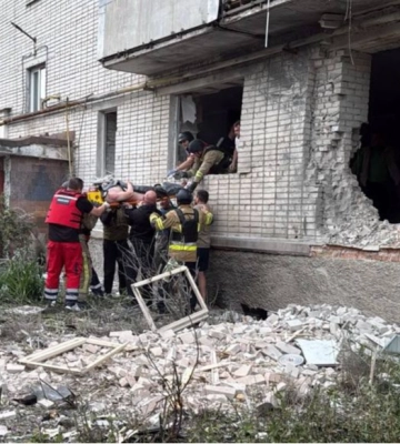 РФ ударила шахедами по Конотопу: есть попадание в многоэтажку, трое пострадавших, город частично без света