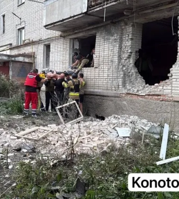 Россияне атаковали жилые дома в Конотопе. Есть пострадавшие, под завалами ищут человека