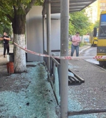 Ворог вдарив по зупинці транспорту в Одесі, двоє постраждалих