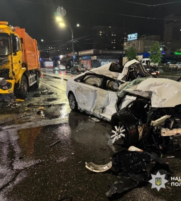 Нічна ДТП на Троєщині: на проспекті Червоної Калини Audi вилетіла на «зустрічку» під вантажівку