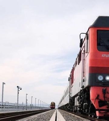 У Криму зупинили рух залізниці: ворог заявляє про атаку БпЛА на один із пасажирських потягів