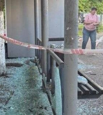 Ворожий удар по зупинці в Одесі: постраждалих госпіталізували