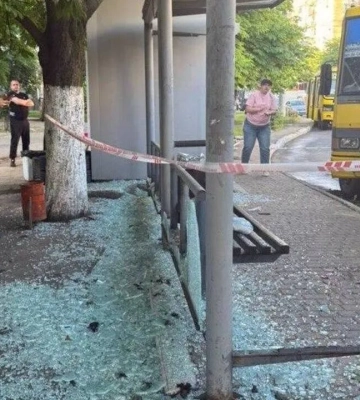 РФ атакувала Одесу, коли люди чекали транспорт на зупинці: троє постраждалих (оновлено). ФОТО