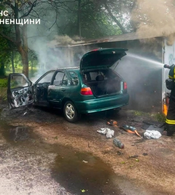 У Рівному загорівся автомобіль біля гаража: рятувальники не дали вогню поширитися